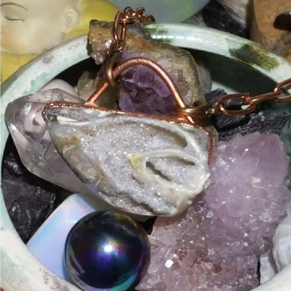 'Caracolito' Natural Druzy Shell & Tigers Eye Necklace - Picture 2 of 9